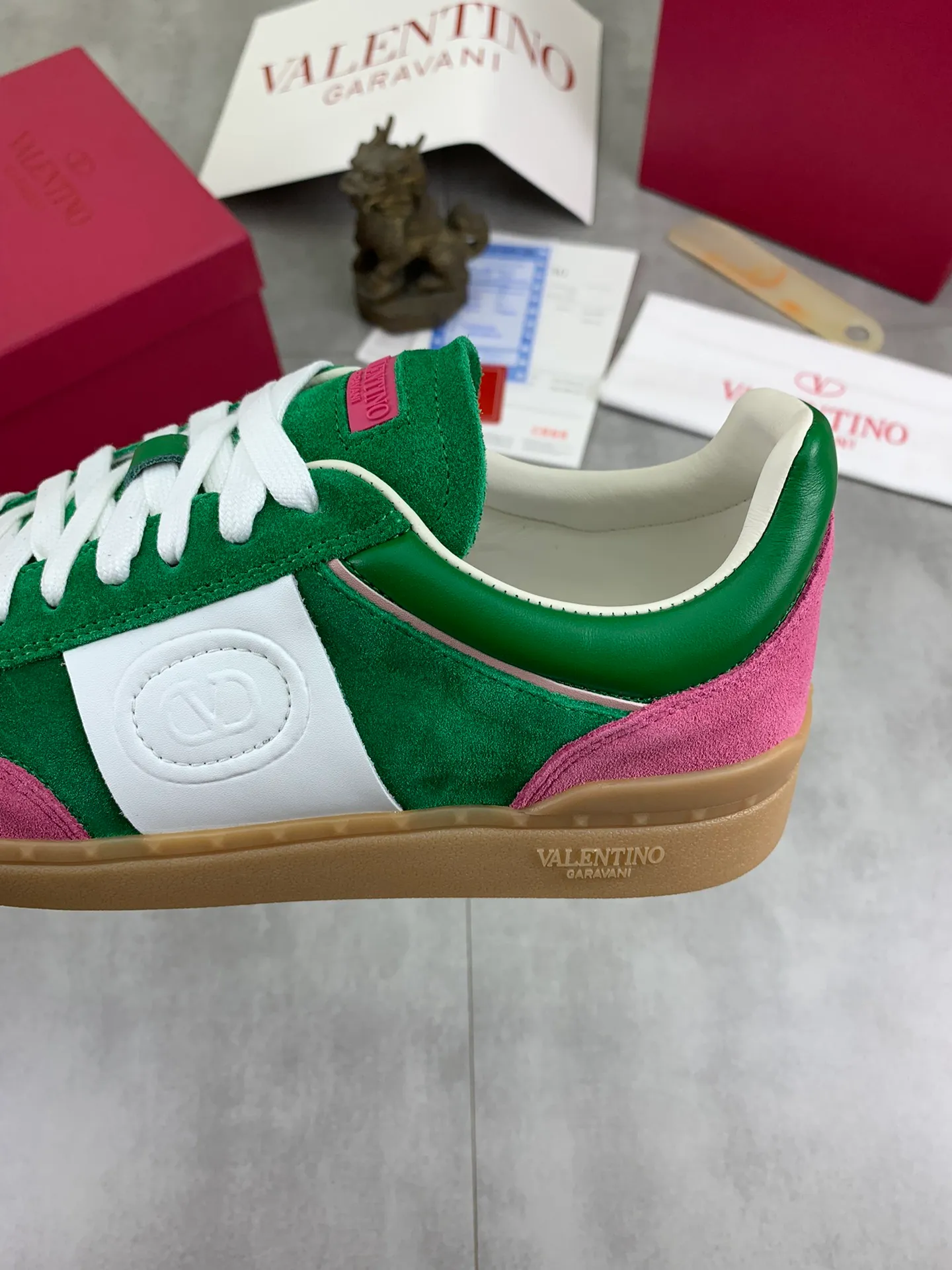Men's Men's Shoes P520 New Couple Style Valentino Valentino 2025/UPVILLAGE Couple Casual Sports Shoes Moral Training Shoes 🆚Professional high-end, perfect replica, first-class quality, all made of original 1:1 materials, exclusive mold opening! 🎁Full set of high-end packaging at the counter ✔️Fabric: high mercerized cowhide ✔️Outsole: TPU material outsole ✔️Size: female 35-40 male 39-45 (female 41 male 38.46) 🆚All details are customized at 1:1 mold, striving for perfection!